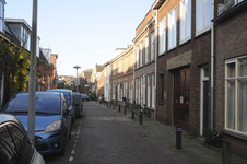 909322 Gezicht in de Kapelstraat te Utrecht, met de panden Kapelstraat 47 (rechts) -hoger.